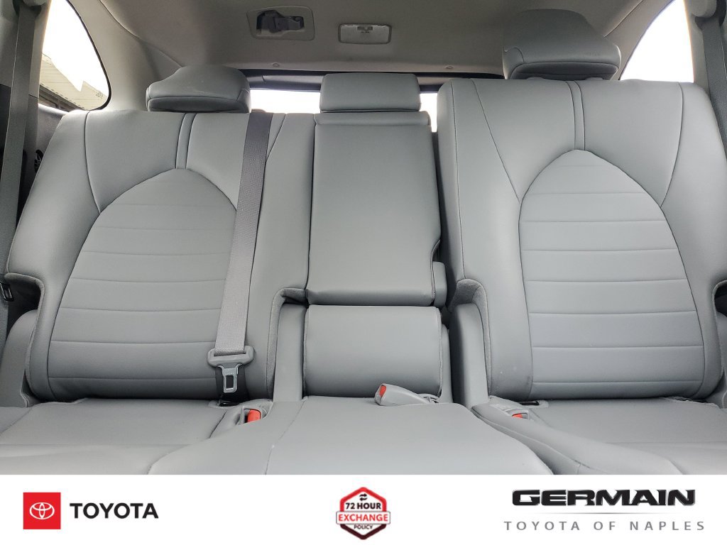 Used 2024 Toyota Highlander XLE FWD image 31
