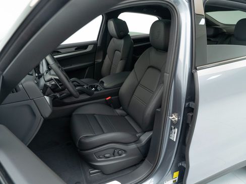 Certified 2026 Porsche Cayenne GTS AWD/4WD image 5