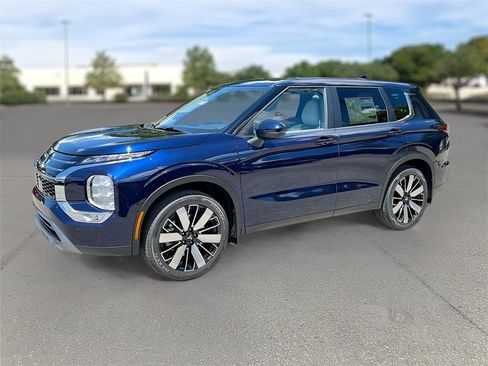New 2025 Mitsubishi Outlander SE image 2
