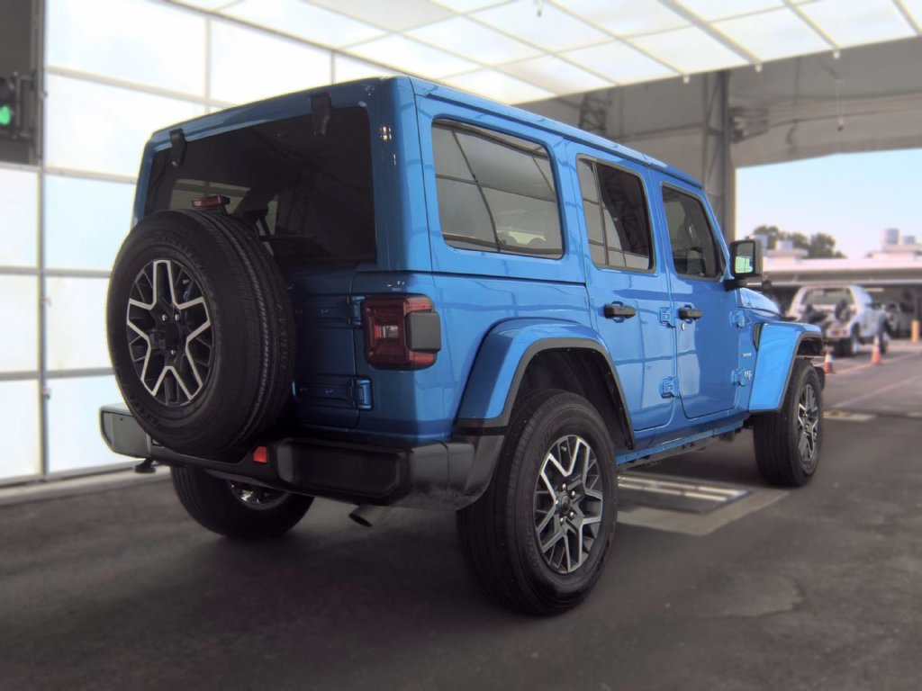 Used 2024 Jeep Wrangler Unlimited Sahara w/ Technology Group AWD/4WD image 2
