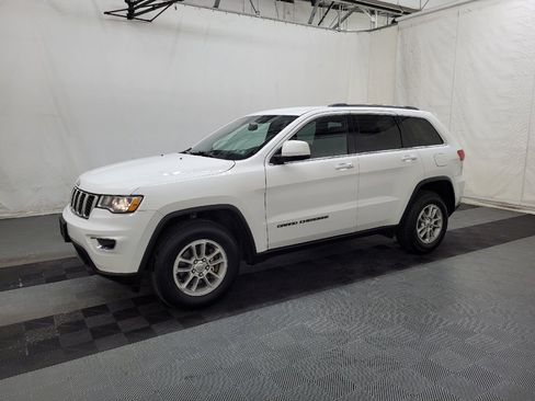 Used 2019 Jeep Grand Cherokee Laredo w/ Security & Convenience Group AWD/4WD image 2