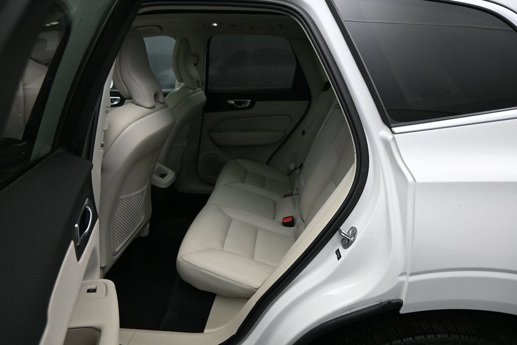 Used 2023 Volvo XC60 B5 Plus FWD image 25