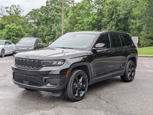 Used 2024 Jeep Grand Cherokee Altitude AWD/4WD image 5