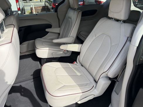Used 2020 Chrysler Pacifica Limited FWD image 13