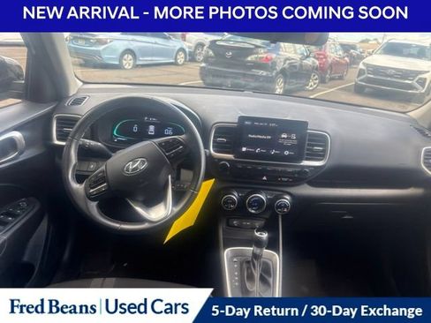 Used 2023 Hyundai Venue SEL FWD image 11