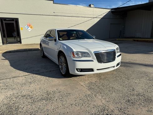 Used 2011 Chrysler 300 Limited RWD image 1