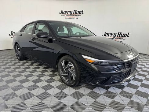Used 2025 Hyundai Elantra SEL FWD image 6