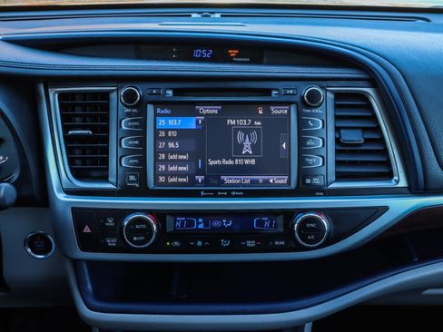 Used 2016 Toyota Highlander Limited image 30