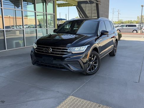 Used 2024 Volkswagen Tiguan SE w/ Panoramic Sunroof Package FWD image 2