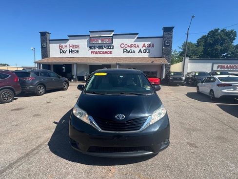 Used 2017 Toyota Sienna LE FWD image 2