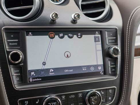 Used 2017 Bentley Bentayga image 21