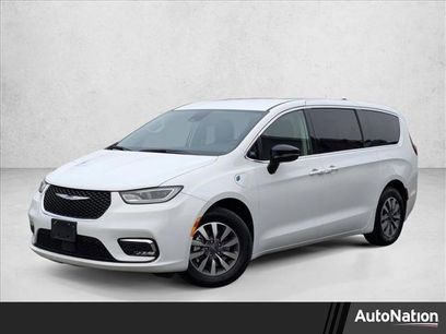 Used 2024 Chrysler Pacifica Select