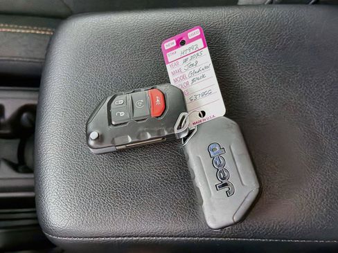 Used 2025 Jeep Gladiator Sport AWD/4WD image 4