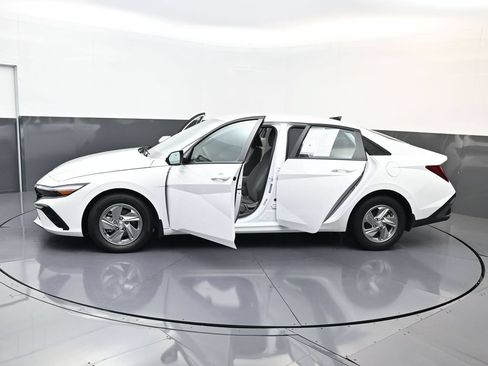 Certified 2026 Hyundai Elantra SE FWD image 31