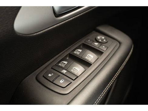 Used 2025 Chrysler Pacifica Limited FWD image 30