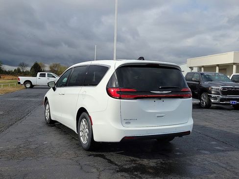 New 2026 Chrysler Pacifica Select image 4