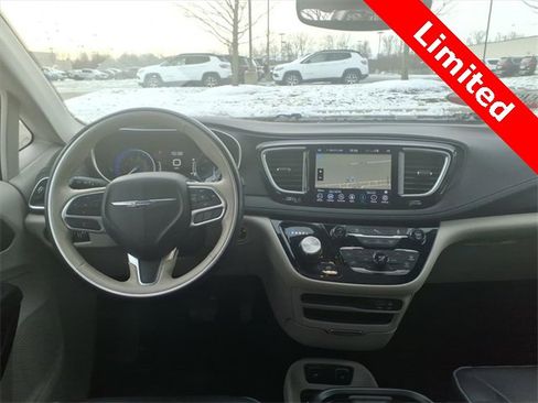 Used 2020 Chrysler Pacifica Limited image 10