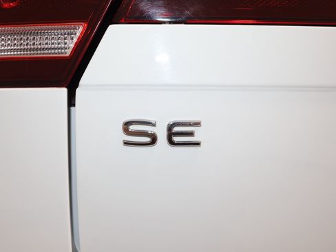 Used 2024 Volkswagen Tiguan SE image 33