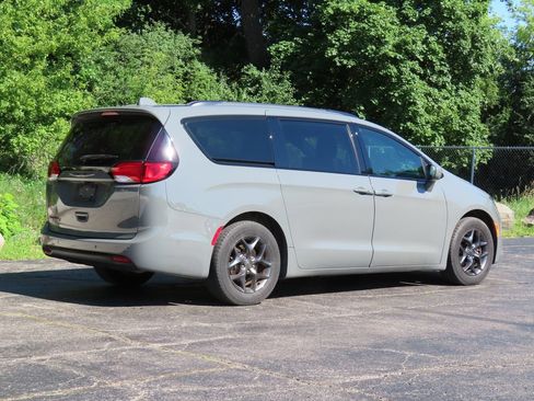 Used 2020 Chrysler Pacifica Touring-L Plus FWD image 3