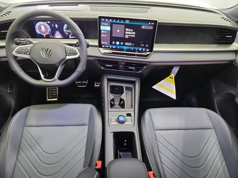 New 2025 Volkswagen Tiguan SE R-Line image 7