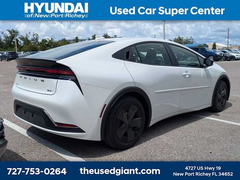 Used 2024 Toyota Prius LE FWD image 2