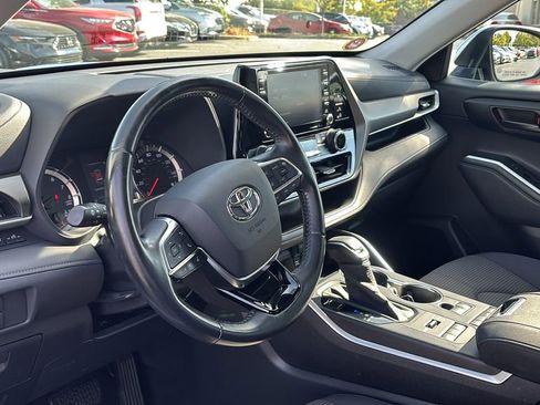 Used 2020 Toyota Highlander LE image 26
