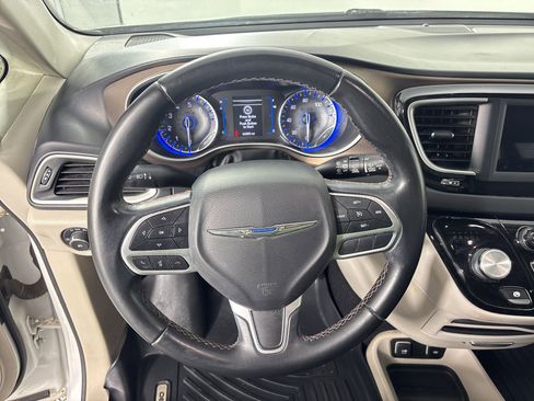 Used 2018 Chrysler Pacifica Touring-L image 20