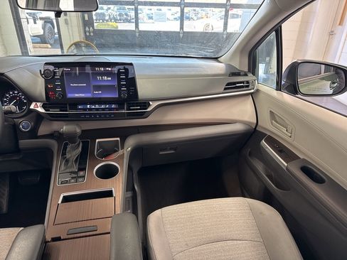 Certified 2021 Toyota Sienna LE image 46