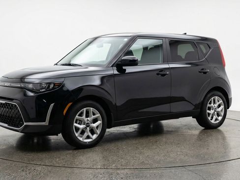 Used 2025 Kia Soul LX w/ LX Technology Package image 3