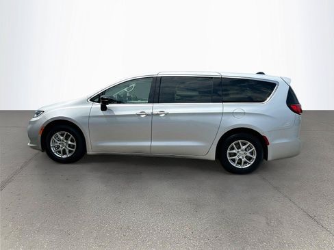 Used 2024 Chrysler Pacifica Touring-L FWD image 7