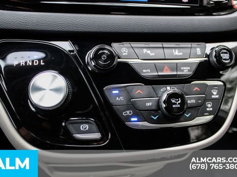 Used 2023 Chrysler Pacifica Touring-L image 38