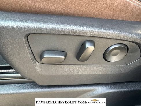 Used 2025 Chevrolet Suburban High Country AWD/4WD image 14