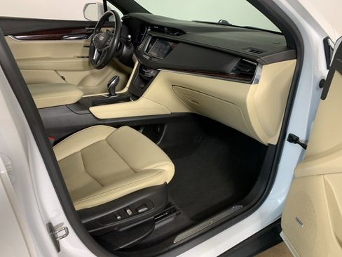 Used 2017 Cadillac XT5 Luxury w/ Advanced Security Package image 36