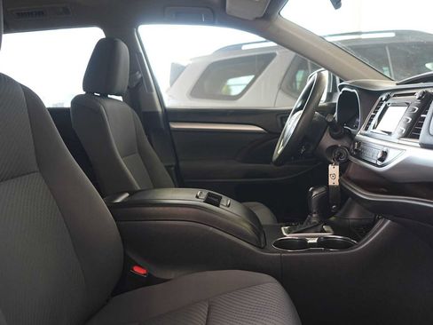 Used 2015 Toyota Highlander LE FWD image 15