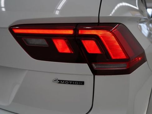 Used 2022 Volkswagen Tiguan SE w/ Panoramic Sunroof Package image 78