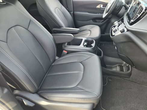 New 2026 Chrysler Pacifica Select AWD/4WD image 13