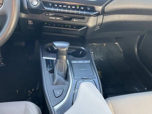 Used 2019 Lexus UX 200 image 31
