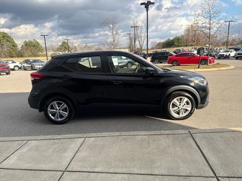 Used 2020 Nissan Kicks S image 5