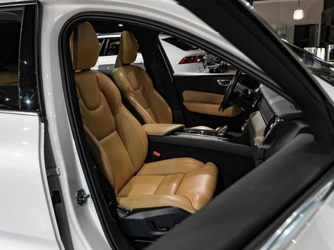 Used 2022 Volvo XC60 B5 Inscription w/ Advanced Package FWD image 29