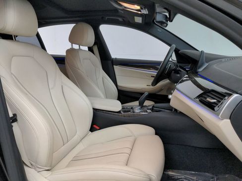 Used 2020 BMW 530e xDrive w/ Convenience Package image 28