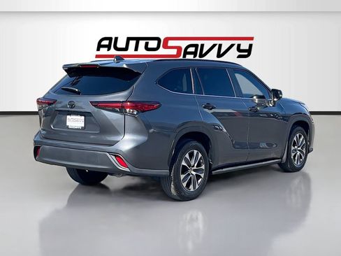 Used 2024 Toyota Highlander XLE FWD image 7