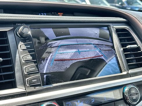 Used 2019 Toyota Highlander XLE image 27