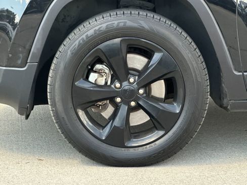 Used 2018 Jeep Cherokee Latitude w/ Altitude Package AWD/4WD image 27