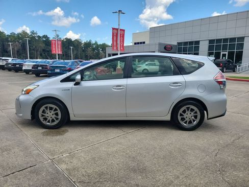 Used 2016 Toyota Prius V Four FWD image 2