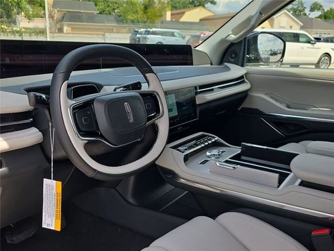 New 2026 Lincoln Navigator Premiere AWD/4WD image 16