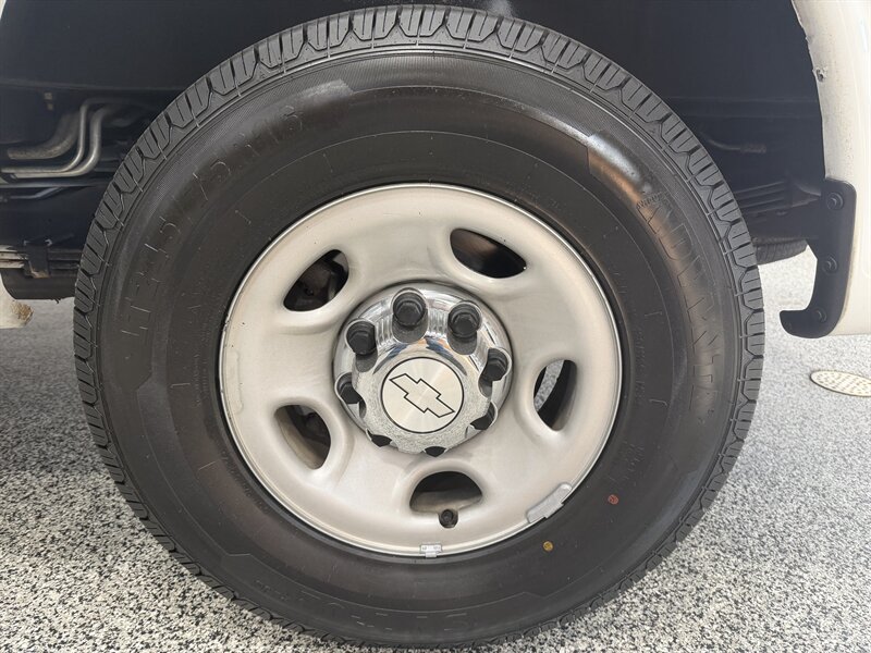 Used 2017 Chevrolet Express 3500 LT w/ LT Preferred Equipment Group RWD image 24