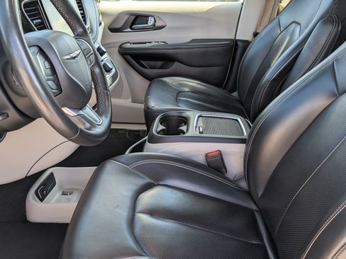 Used 2023 Chrysler Pacifica Touring-L FWD image 12