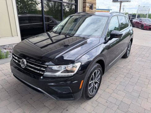 Used 2020 Volkswagen Tiguan SE w/ Panoramic Sunroof Package image 2