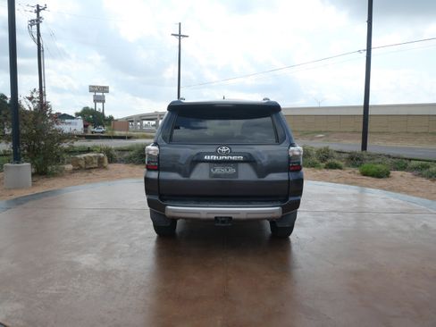 Used 2018 Toyota 4Runner TRD Off-Road image 3