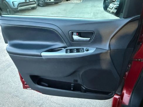 Used 2015 Toyota Sienna SE Premium image 33
